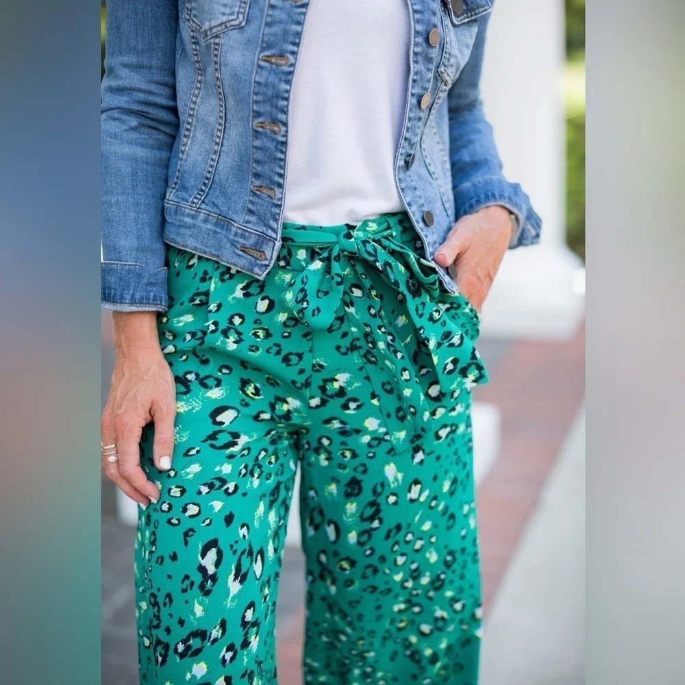 Halogen Green and Black Leopard Print Wide Leg Cropped Pants Size Medium - Picture 4 of 9